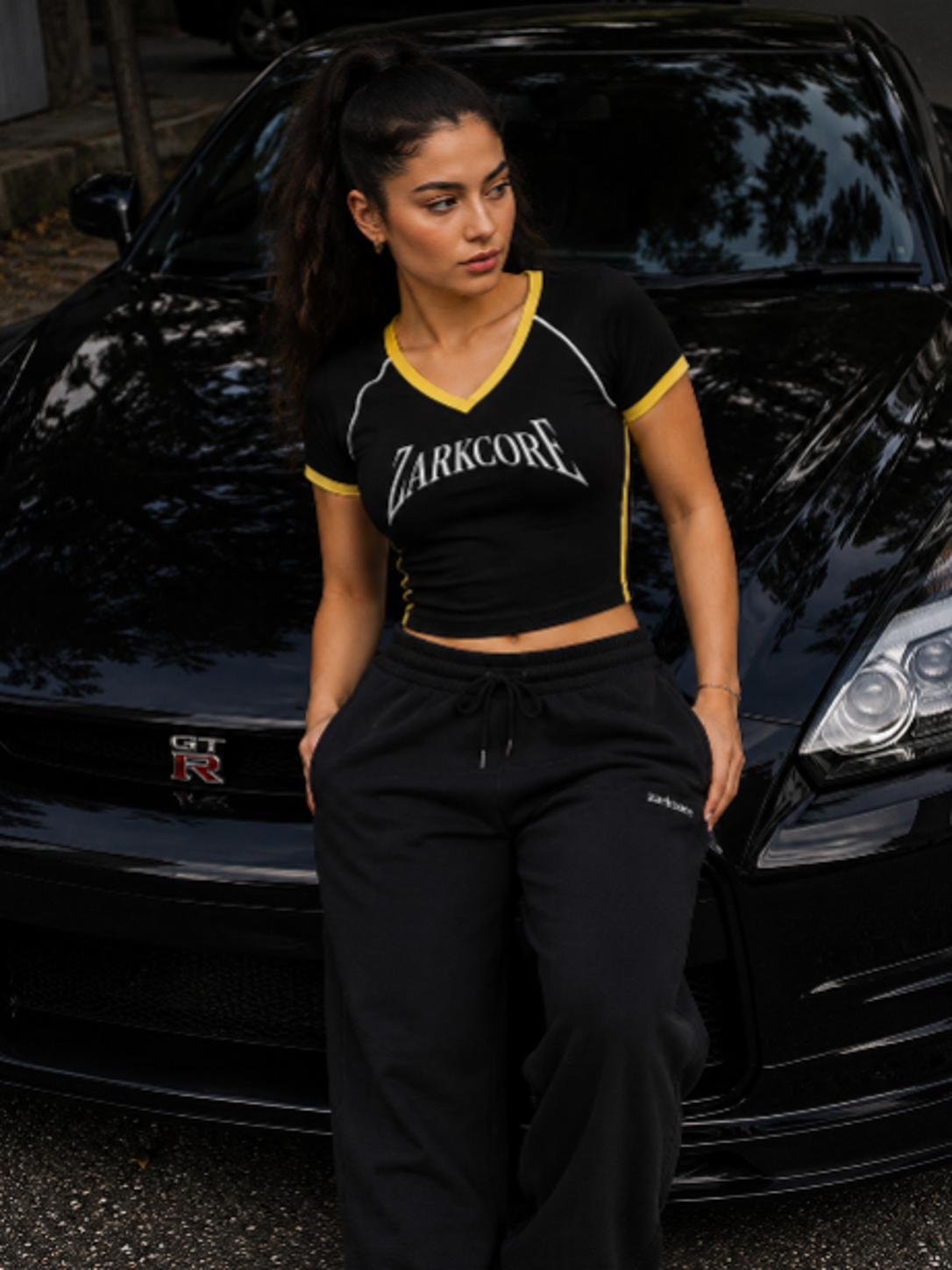 CONTRAST TRIM V-NECK CROP T-SHIRT